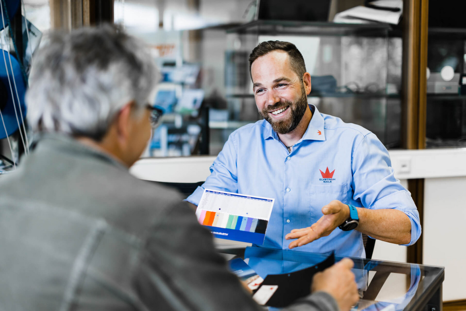 Mitarbeiter der Segelmanufactur berät Kunde